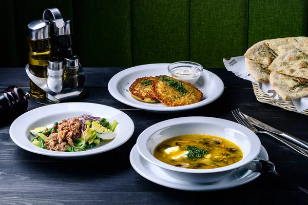 Tre-rätters på ett bord i en affärs lunch — Stockfoto