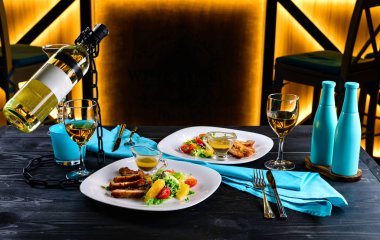 restoranda romantik bir akşam için meze ve şarap