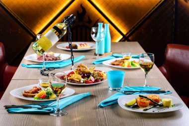 bir restoranda romantik akşam yemeği ve şarap, metin için yer yeri kopyalama, tasarım düzeni