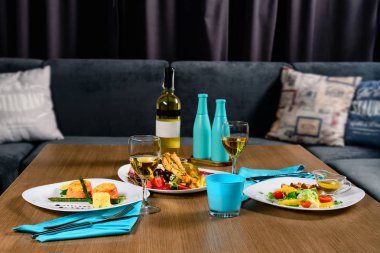 bir restoranda romantik bir akşam için akşam yemeği ve şarap, metin için yer, tasarım düzeni