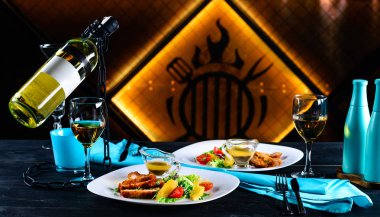 restoranda romantik bir akşam için meze ve şarap