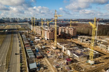 Yoğun İnşaat Alanı ve İnşaat Aletleri Hava Fotoğrafı