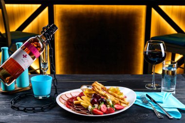 restoranda romantik bir akşam için meze ve şarap