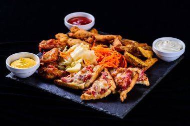 karanlık bir arka planda Sıcak Sandviçler, aperatifler seti