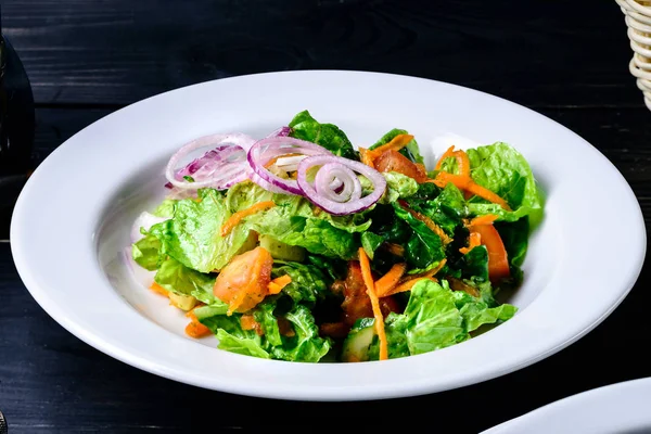 Salada de legumes frescos em uma mesa preta no restaurante do café — Fotografia de Stock