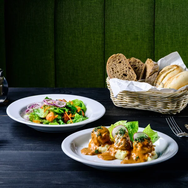 Lunch på Café, lunch på restaurang, två rätter på bordet — Stockfoto