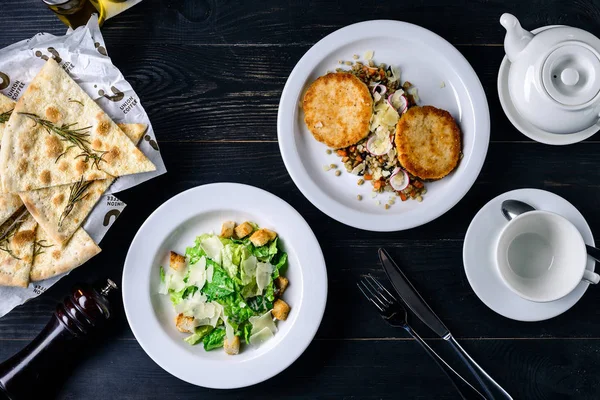 Färsk grönsakssallad på svart bord i caférestaurang — Stockfoto