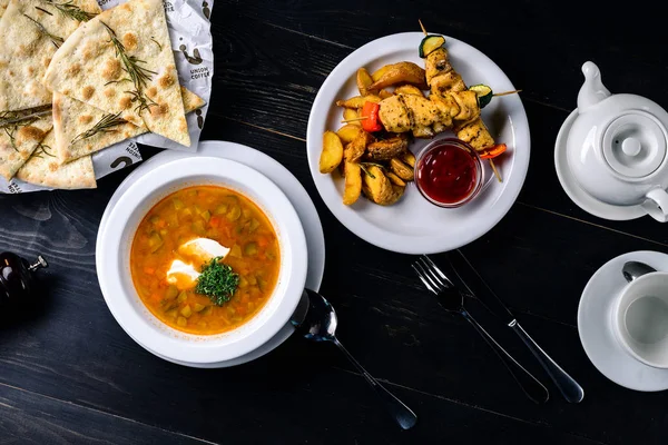 Svamp soppa i ett café, lunch meny på ett mörkt bord — Stockfoto