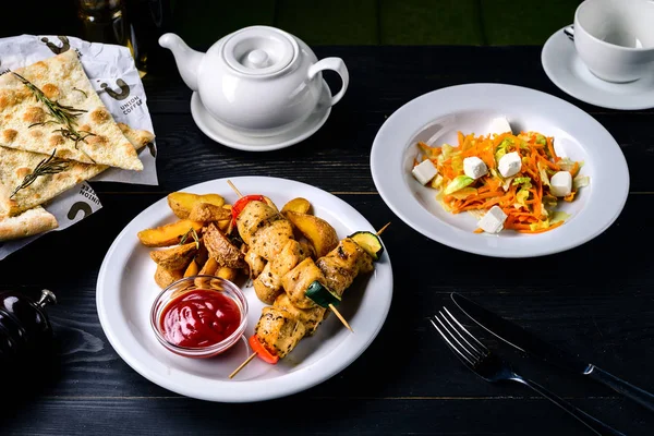 Kebab och sås på ett svart bord i en caférestaurang — Stockfoto