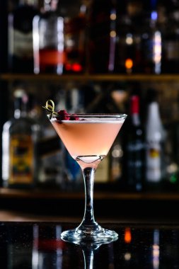 Gece kulübü barında kokteyl.