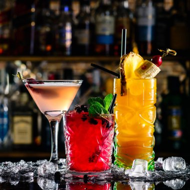 gece kulübünde barda güzel parlak kokteyller