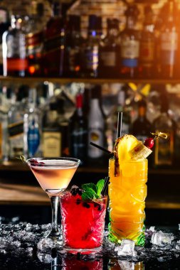 gece kulübünde barda güzel parlak kokteyller