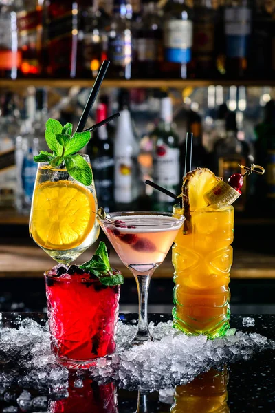 Gece kulübünde barda güzel parlak kokteyller — Stok fotoğraf