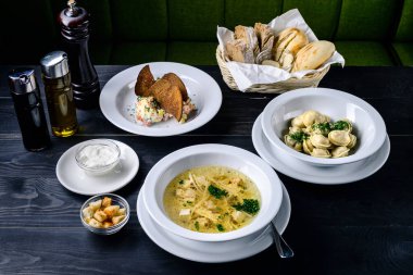 Restoran, kafe menü, çorba, ikinci ve salata masada üç ders seti