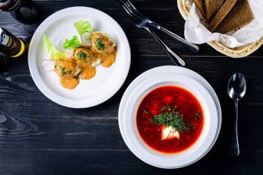 bir kafede Borsch Çorbası, öğle yemeği menüsü
