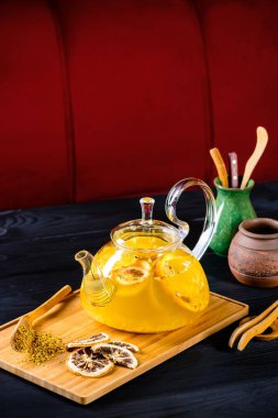 Cam çaydanlıkta portakallı zencefil çayı