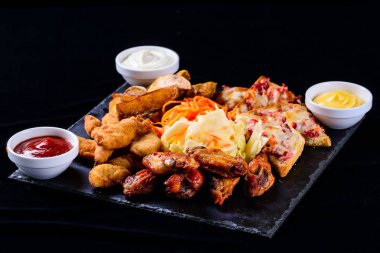 karanlık bir arka planda Sıcak Sandviçler, aperatifler seti