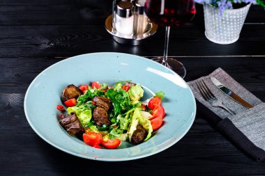 Sebzeli taze salata ve ızgara et.