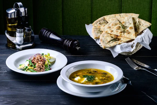 Kafede mantar çorbası, karanlık bir masada öğle yemeği menüsü. — Stok fotoğraf