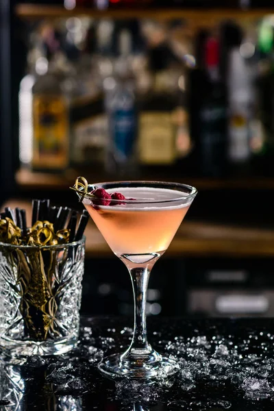 Cocktail Clover Club cocktail in de nachtclub bar — Stockfoto