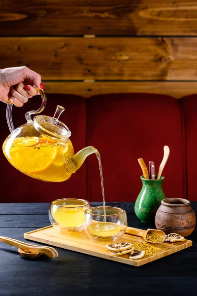 杯子茶壶里放橙子的姜茶 — 图库照片