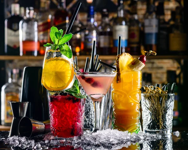 Gece kulübünde barda güzel parlak kokteyller — Stok fotoğraf