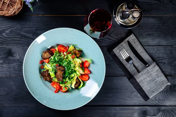 Salade fraîche aux légumes et viande grillée — Photo