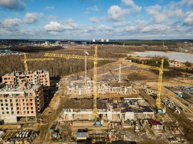 Yoğun İnşaat Alanı ve İnşaat Aletleri Hava Fotoğrafı