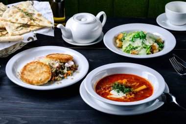 Kırsal sebze çorbası, yemek odasında öğle yemeği.