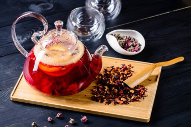 Çaydanlıkta kırmızı çay, çay seremonisi.