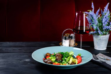 Sebzeli taze salata ve ızgara et.