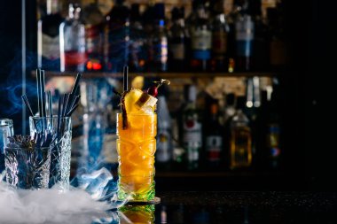 Barda ananaslı egzotik alkollü kokteyl kokteyli.