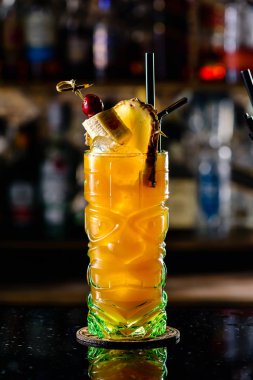 Barda ananaslı egzotik alkollü kokteyl kokteyli.