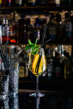 şarap kadehinde naneli portakal kokteyli.