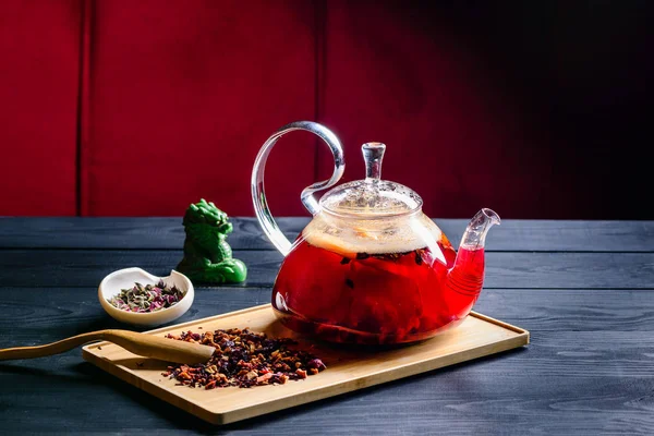 Red tea in a glass teapot, tea ceremony — Stock Photo, Image