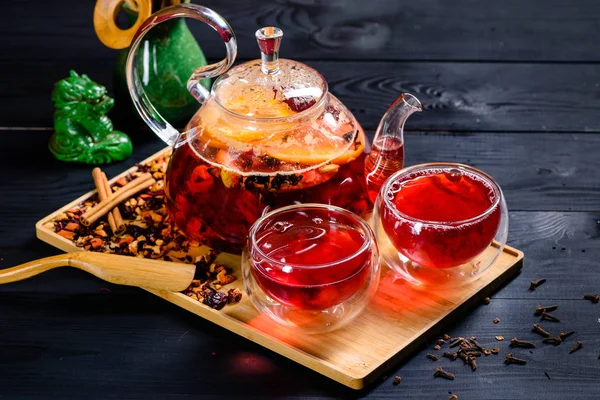 Czerwona herbata w szklanym czajniku, ceremonia herbaty — Zdjęcie stockowe