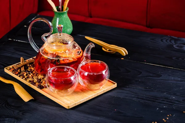 Red tea in a glass teapot, tea ceremony — Stock Photo, Image