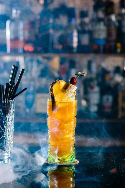 Лимонад с сосновым экзотическим алкогольным коктейлем дайкири с сосновым яблоком в баре — стоковое фото