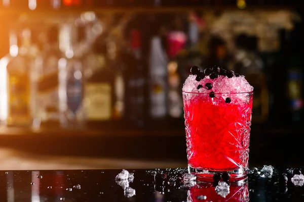 Blackcurrant cocktail with ice on forward bar background — Stock Photo, Image