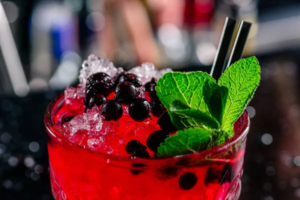 Cocktail ribes nero con ghiaccio sullo sfondo del bar in avanti — Foto Stock