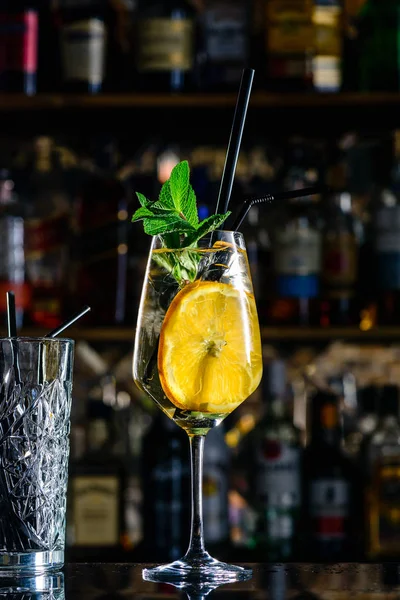 Orangencocktail im Weinglas mit Minze — Stockfoto