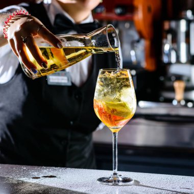 İtalyan restoranında barın tepesinde renkli bir kokteyl..