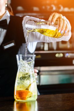 İtalyan restoranında barın tepesinde renkli bir kokteyl..