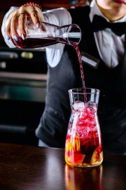 Barmen İtalyan restoranında Red Sangria yapıyor. Kırmızı şaraplı Sangria kokteyli.