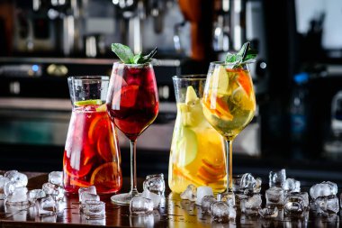 Kırmızı ve beyaz şaraplı sangria Yaz alkolü ve malzemeler.