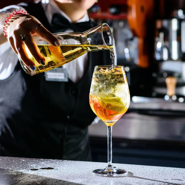 İtalyan restoranında barın tepesinde renkli bir kokteyl..