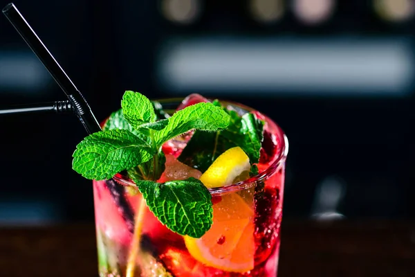 Hallon rosa Mojito Lemonad med lime och färsk mynta i glas på bardisk i en nattklubb. Sommar uppfriskande cocktail. — Stockfoto