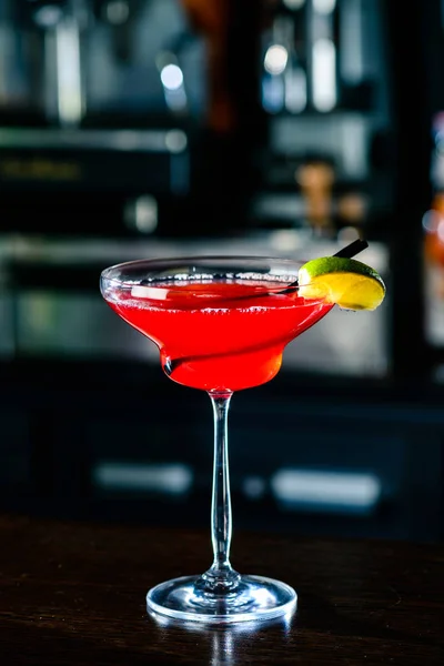 Cosmopolitische cocktail met limoen op de bar in een nachtclub — Stockfoto