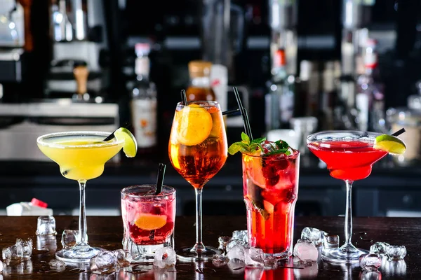 Urval av cocktails martini spritz i bar suddig bakgrund — Stockfoto