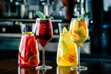 Kırmızı ve beyaz şaraplı sangria Yaz alkolü ve malzemeler.